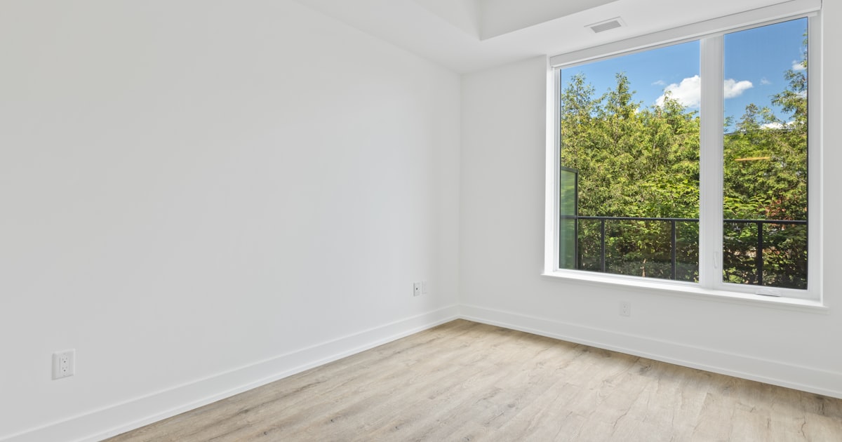 A window in an empty bedroom